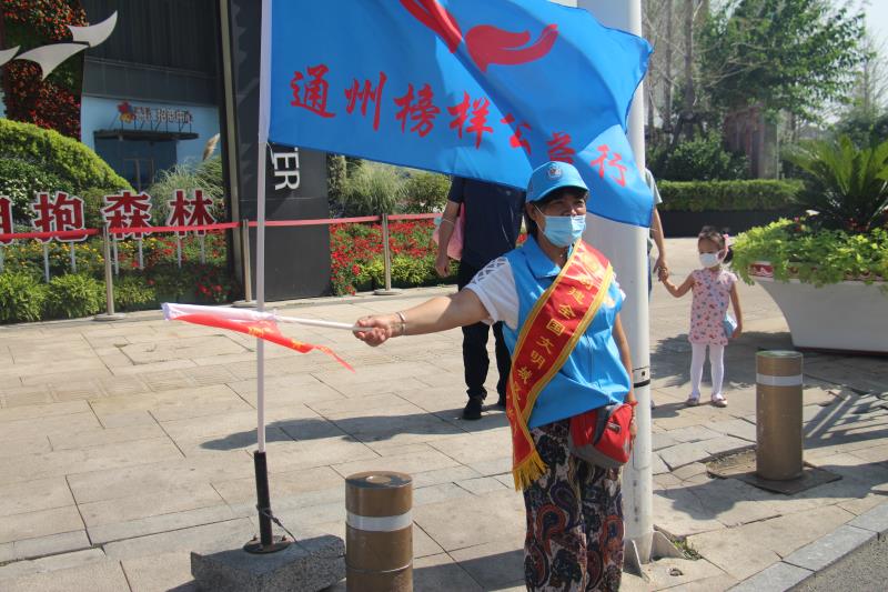 <strong>午夜美女被操逼</strong>